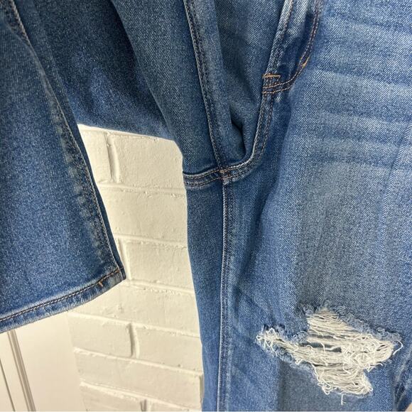 American Eagle High Rise Mom Straight Distressed Jeans Size 6 - Picture 9 of 11